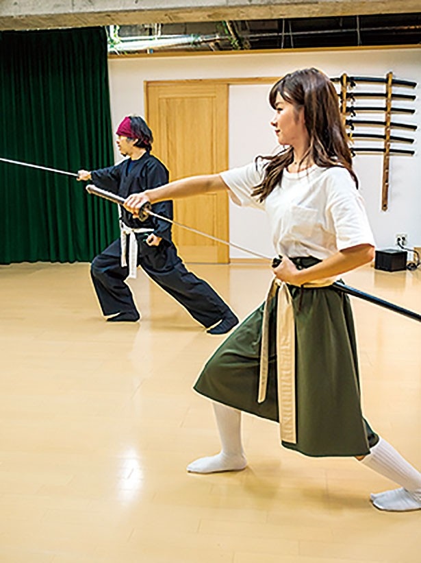 刃先の向きや、振り方、鞘への納め方など、刀の扱い方を学ぶ/サムライ剣舞シアター