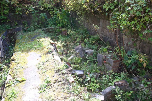 函館山・千畳敷砲台跡。便器に使われていた陶器の破片が残っている