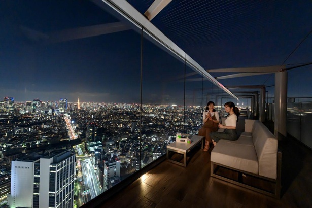 【写真】東京タワー、東京スカイツリー(R)など絶景夜景を満喫できるソファ席