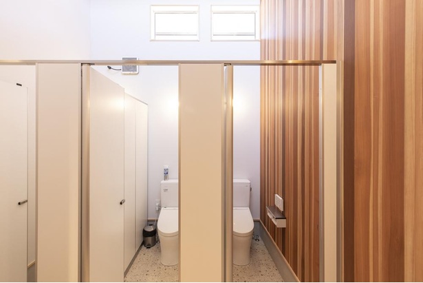 女性用トイレは個室3室。男性用トイレは個室1室と小便器が2台。自然光が差し込むウッディな雰囲気