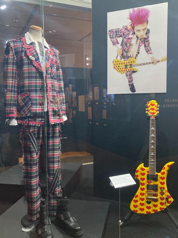 1996年末に行われたX JAPANの東京ドーム公演で初披露された衣装とギター