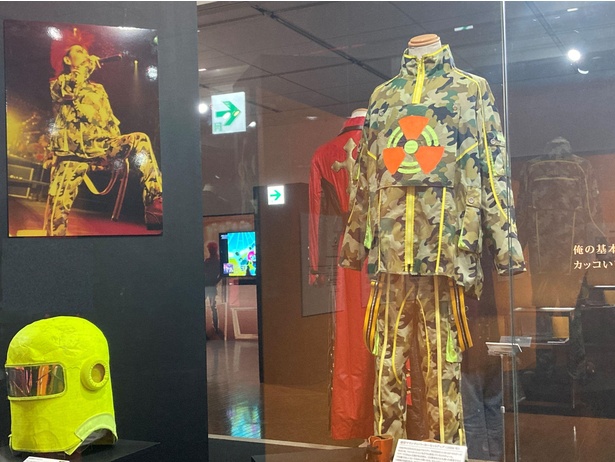 東京会場では、この衣装のオレンジVer.が展示されていた。こちらは、2ndソロツアーの名古屋公演で着用していたイエローVer.