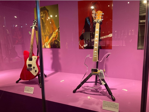 アクリルを削り出して作られたギター“CRYSTAL”。1号機はテレビ番組収録中に破損してしまったため、その後作られた2号機が展示されている