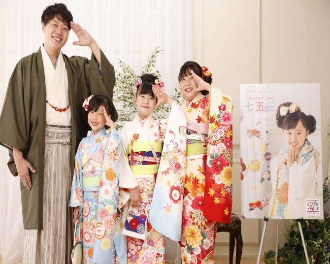5児の父、エハラマサヒロさんらが豪華な振袖姿で登場し、新作の七五三衣装を紹介！今年の七五三のトレンドは“リンクコーデ”と“くすみカラー”！