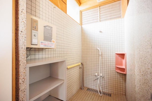 シャワー棟には男女各2ブース用意。コインタイマー式で3分100円。もちろん湯が出る