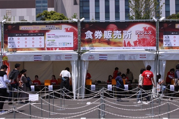 食券コーナーは入り口左脇に