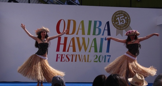 パレットプラザ広場では開放的なステージでフラダンスなどのパフォーマンスが披露される