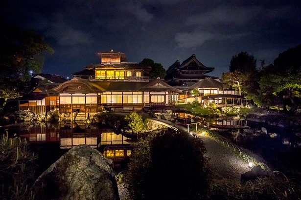 金閣・銀閣とともに“京都三名閣”と呼ばれる「飛雲閣」。灯にともされ池の水面に映る光景も圧巻