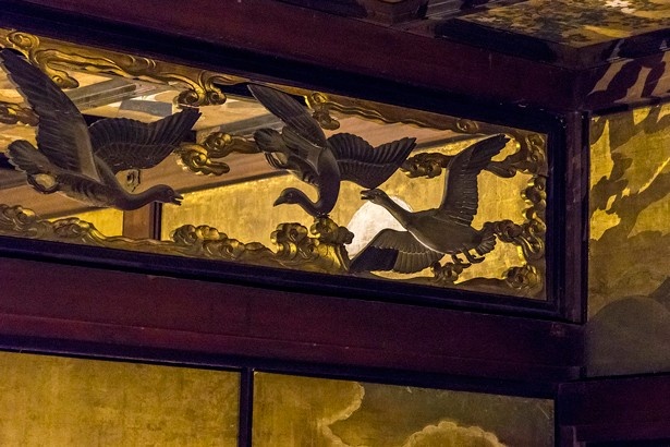 「雁の間」と隣にある「菊の間」の境にある欄間には飛翔する雁の透し彫りが。「雁の間」から見ると「菊の間」に描かれた月が眺められる