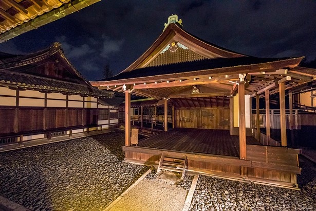 「白書院」の北側にある国宝「北能舞台」。現存する日本最古の能舞台