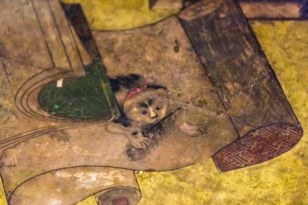 書物をネズミにかじられないようにと「東狭屋の間」の天井に描かれた猫。どこから見ても目が合うことから「八方睨みの猫」と呼ばれる