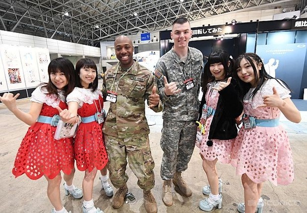 在日米陸軍のメンバーと一緒に撮影