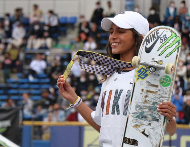 ブラジルのスーパースター！14歳のライッサ・レアウは、スケートボード女子ストリートで優勝
