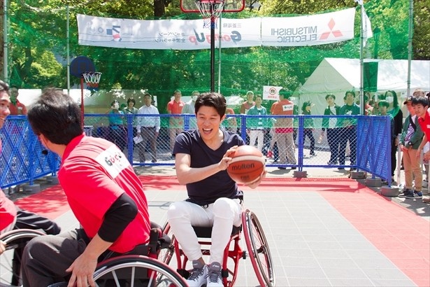 鈴木亮平が車椅子バスケに参戦！現役選手に逆転勝利の笑み