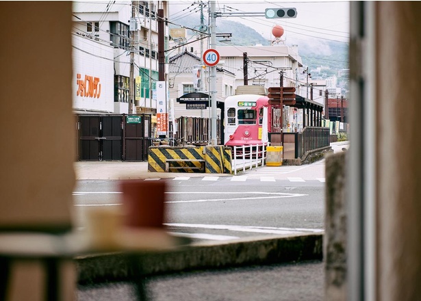 【写真】長崎電気軌道の石橋電停の目の前にある「コーヒーとワッフルの店 BILL&BEN」
