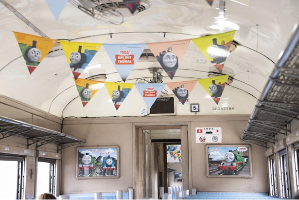 全車両の天井にはフラッグが下げられ、楽し気な雰囲気。壁にはキャラクターやソドー島が描かれた絵が飾られている