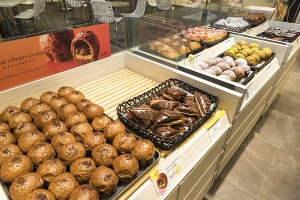 パンの取り扱いがあるロイズ直営店は、広い北海道に7店舗のみ。ロイズファンはこの店で……
