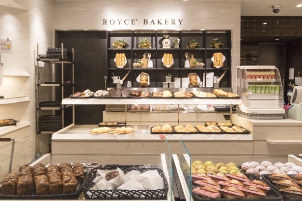2015年7月のリニューアルで店内に誕生したパン工房「ロイズベーカリー」