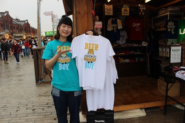 夏に人気のビールモチーフのTシャツ。 ビアガーデンのウエイターがテーマになっている