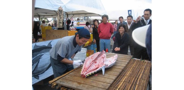 大迫力のマグロの解体ショー