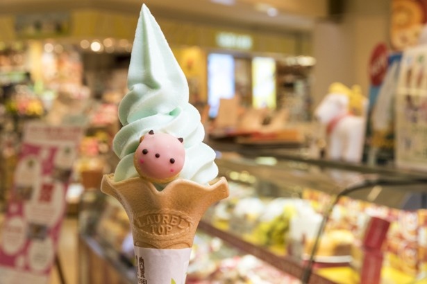 一番人気の「クマゴロンソフト シレトコのしお味」380円。さわやかな淡いブルーが、北海道の流氷みたい!