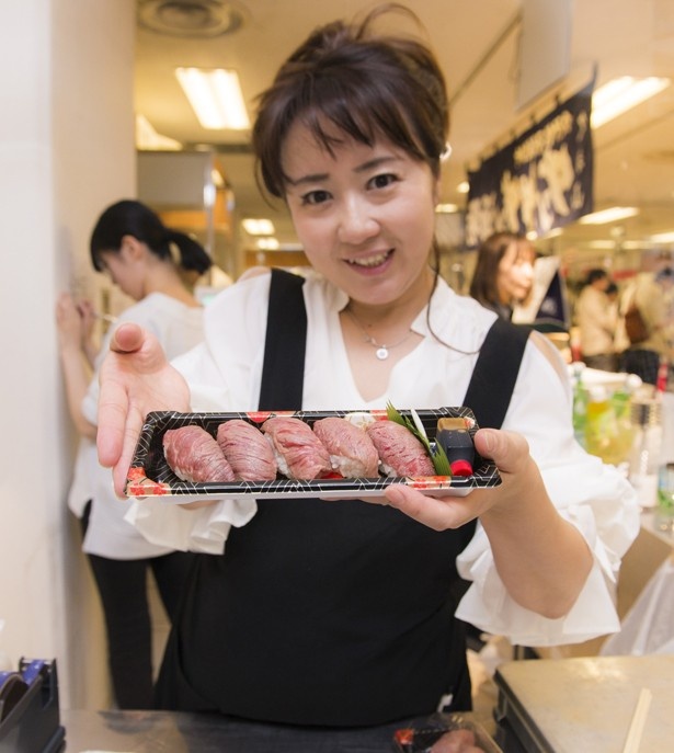 上質な赤身と脂の旨さが溶け合う神戸牛をのせた「神戸牛炙り寿司」(5貫、2160円)