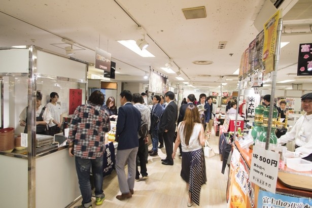 オープン直後から多くの来場者で会場はにぎわっていた