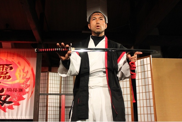 忍者刀は日本刀と違い真っ直ぐ。これは鎧の隙間を突くためだとか