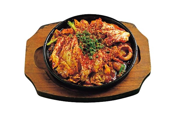 コリコリした食感の牛の大動脈をキムチなどと炒めた「センポコ焼き」(745円)/バッテンよかとぉ天満店
