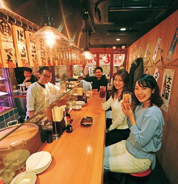 【写真を見る】カウンターは眼前で串を焼く匂いや音もごちそう/もつ焼き えるびす