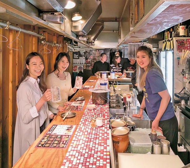 奥に長いカウンターは開放的な雰囲気。スタッフとの距離も近く、自然と盛り上がれる/肉喰ホルモン すすむ