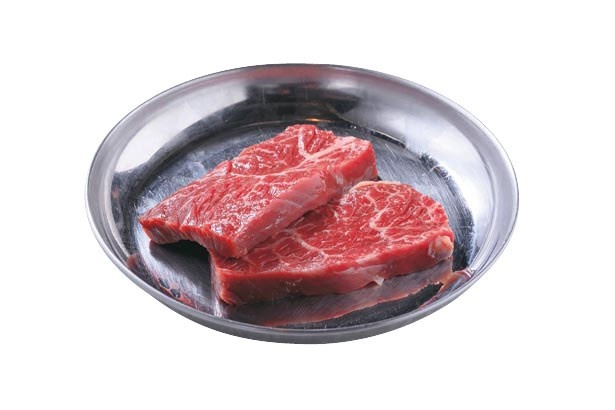 ハラミの一部、「サガリ」(450円)。クセになる柔らかさとあっさりとした味わいが特徴/肉喰ホルモン すすむ