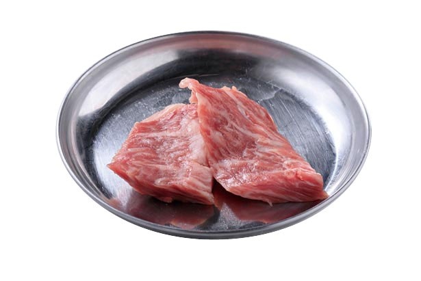 「インサイドスカート」(390円)。上品な脂の旨味と甘味を堪能できる人気部位/肉喰ホルモン すすむ