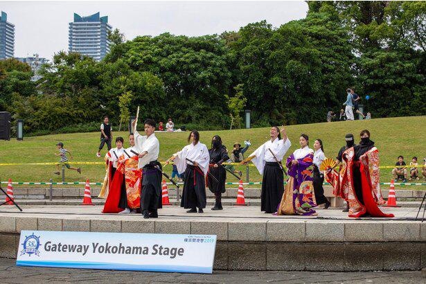 横浜開港祭／横浜を活動拠点としているアーティストや市民団体によるライブ演奏、ダンス、合唱、お笑いなどのパフォーマンス