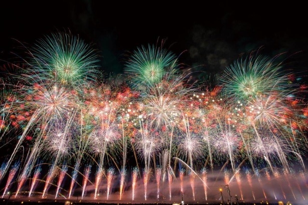 全国花火競技大会「大曲の花火」 名物のワイドスターマインが夜空一面を照らし出す