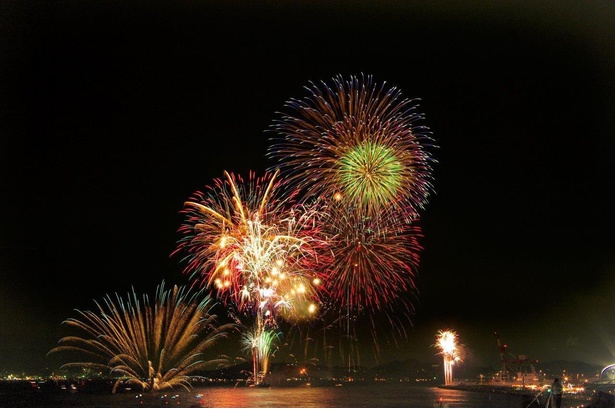 関門海峡花火大会は、海岸からでも、山の上からでも眺められるので、花火と一緒に夜景を楽しめる