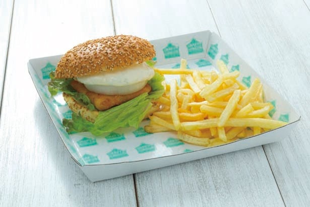 CRAFT CIRCUSの新メニュー「フィッシュたるたるバーガ ー」(税抜880円)。自家製のタルタルソースがポイント