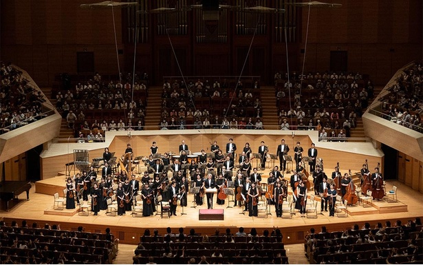 初の大阪公演に臨む琉球交響楽団。オリジナル曲の沖縄交響歳時記は、沖縄の四季の風物や風習を織り込んだ壮大な曲。最終楽章にはカチャーシーも取り入れる