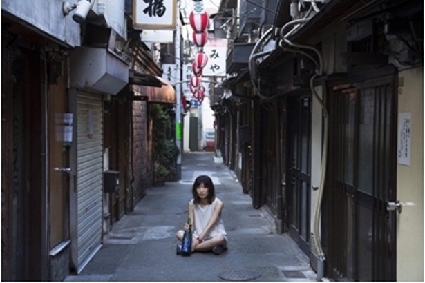 一升瓶と女子の組み合わせが斬新な、写真家「藤代冥砂」が撮り下ろしたグラビアの展示「きらめく一升瓶女子写真展」も。写真は中嶋イッキュウ（tricot/ボーカル＆ギター）