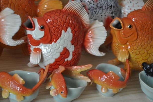 口を開けている金魚が徳利(とっくり)。手前にあるのがおちょこ。おちょこの縁にいる金魚もかわいらしい