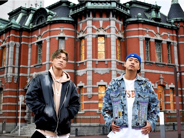 5月10日(水)に5枚目のシングル「DO PARTY(ドパーティ)」を発売したDOBERMAN INFINITYのKUBO-C(右)とKAZUKI(左)