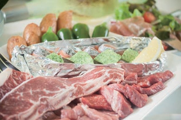 IN THE GREENのBBQプラン(4800円～)は、肉、海鮮、京野菜などバラエティ豊富なメニューに、90分のフリードリンク付き