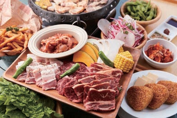 “R”RIVERSIDE GRILL＆BEER GARDENでは、特選骨付牛カルビなど上質な肉も付く「プレミアムBBQコース」(5000円)も用意
