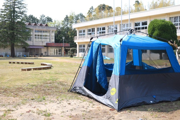 校舎を望む校庭で、一風変わったキャンプ体験が叶う