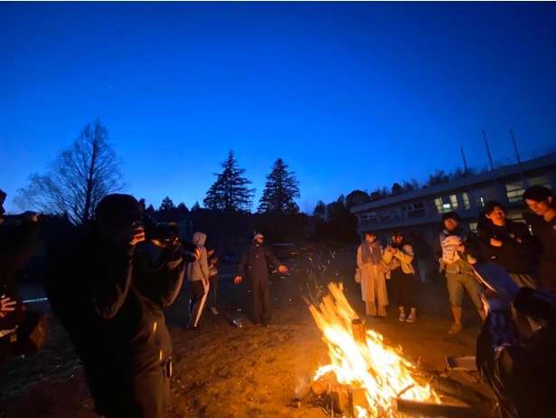 夜には、中央のサークルで、キャンプファイヤーや花火、焚き火も楽しめる
