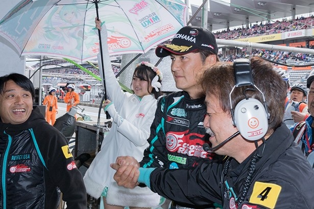 マシンを降りピットに戻る谷口と、それを笑顔で迎える片山右京