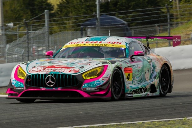 【写真を見る】力強いフロントフェイスとボディに描かれたイラストが対照的な初音ミクAMG