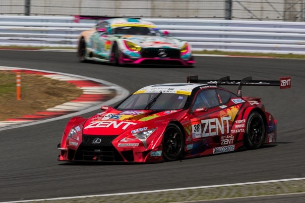 1コーナーから立ち上がるZENT CERUMO LC500