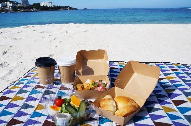 白い砂浜で波の音を聞きながら朝ピクニックを楽しもう！