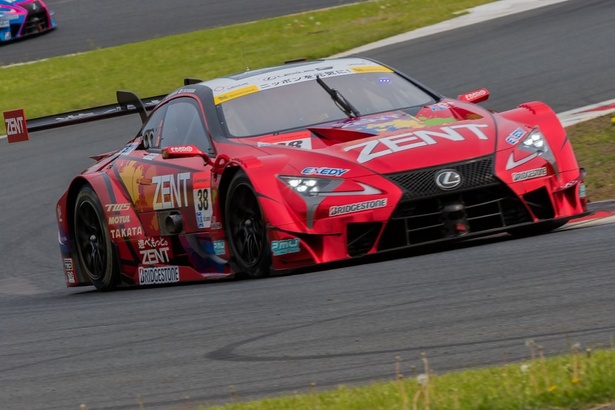 ダンロップコーナーを抜けレクサスコーナーへと向かうZENT CERUMO LC500